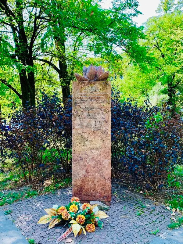 id6073514-1280px-Homage_to_the_Good_Maharajah_Monument_Warsaw_Ochota_Poland_04-600x800.jpg