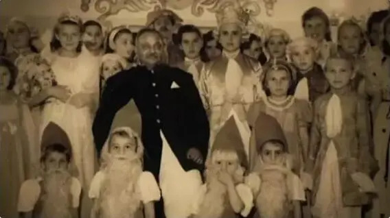 id6073725-8_Maharaja_with_kids_and_women_from_Poland.jpg