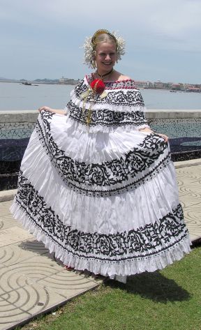 national dress of panama.jpg