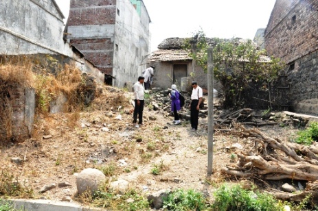 Inspecting the mound at chikurde.JPG