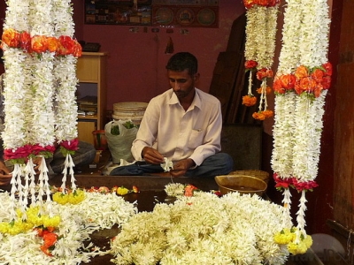 flower-garlands-for-sale-mysore.jpg