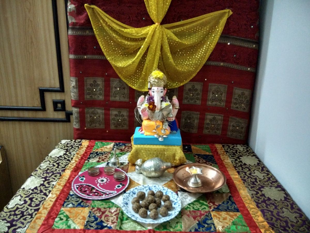 Ganapati_with_ladoo.jpg