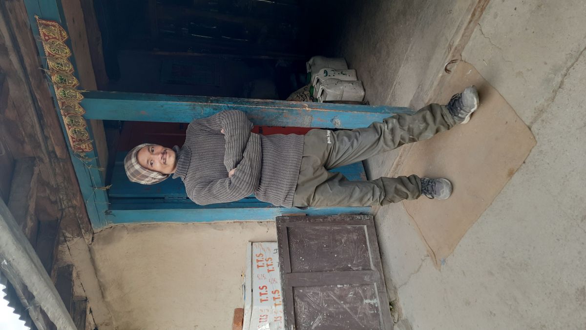 4_dukandar bagha kiti hasmukh aahe (1).jpg
