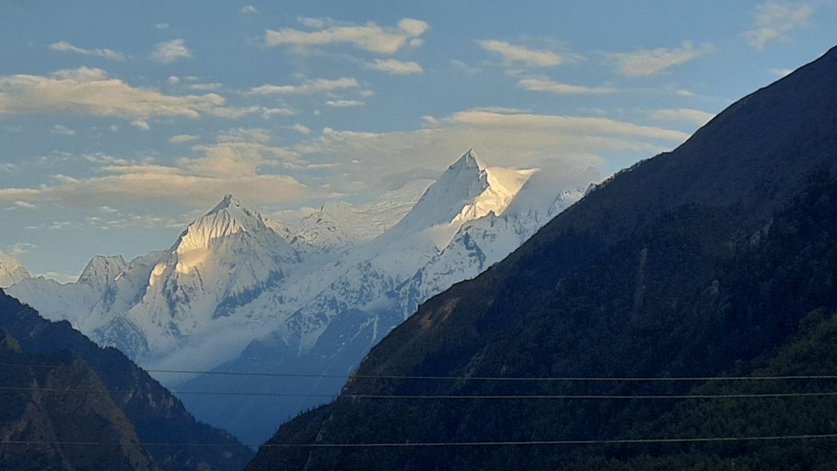 Aaj gunjitun disnari soneri shikhare.jpg