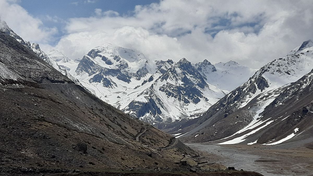 Aum _kitihi photo kadhale tari man bharat nai.jpg