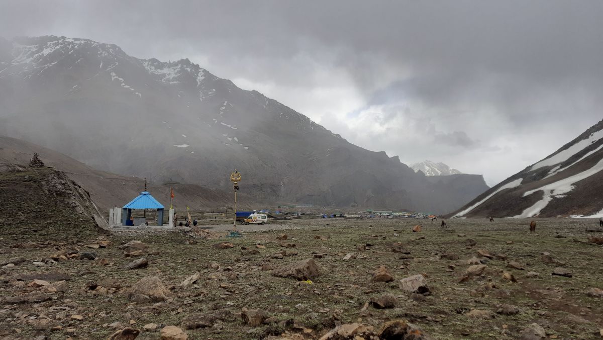 khali ase vistirna pathar aahe.jpg