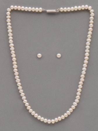 Jpearls-Women-White-Pearl-Jewellery-Set_910d86aaeed85f6ad2febaac5e05d5b7_images_1080_1440_mini.jpg