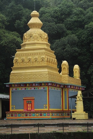 Shiv temple at Ambavade.JPG