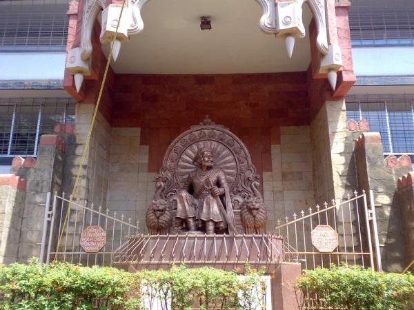 school 2 raja shivaji statue.jpg