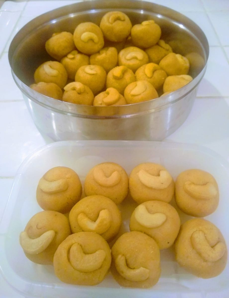 Rava Besan Ladoo_0.jpeg