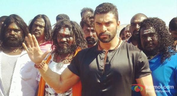 Nikitin-Dheer-Chennai-Express-MovieStills.jpg