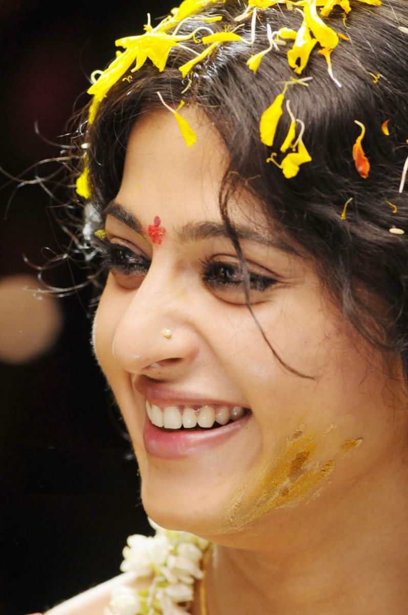 Anushka Shetty Cute Smiling Photos (2).jpg