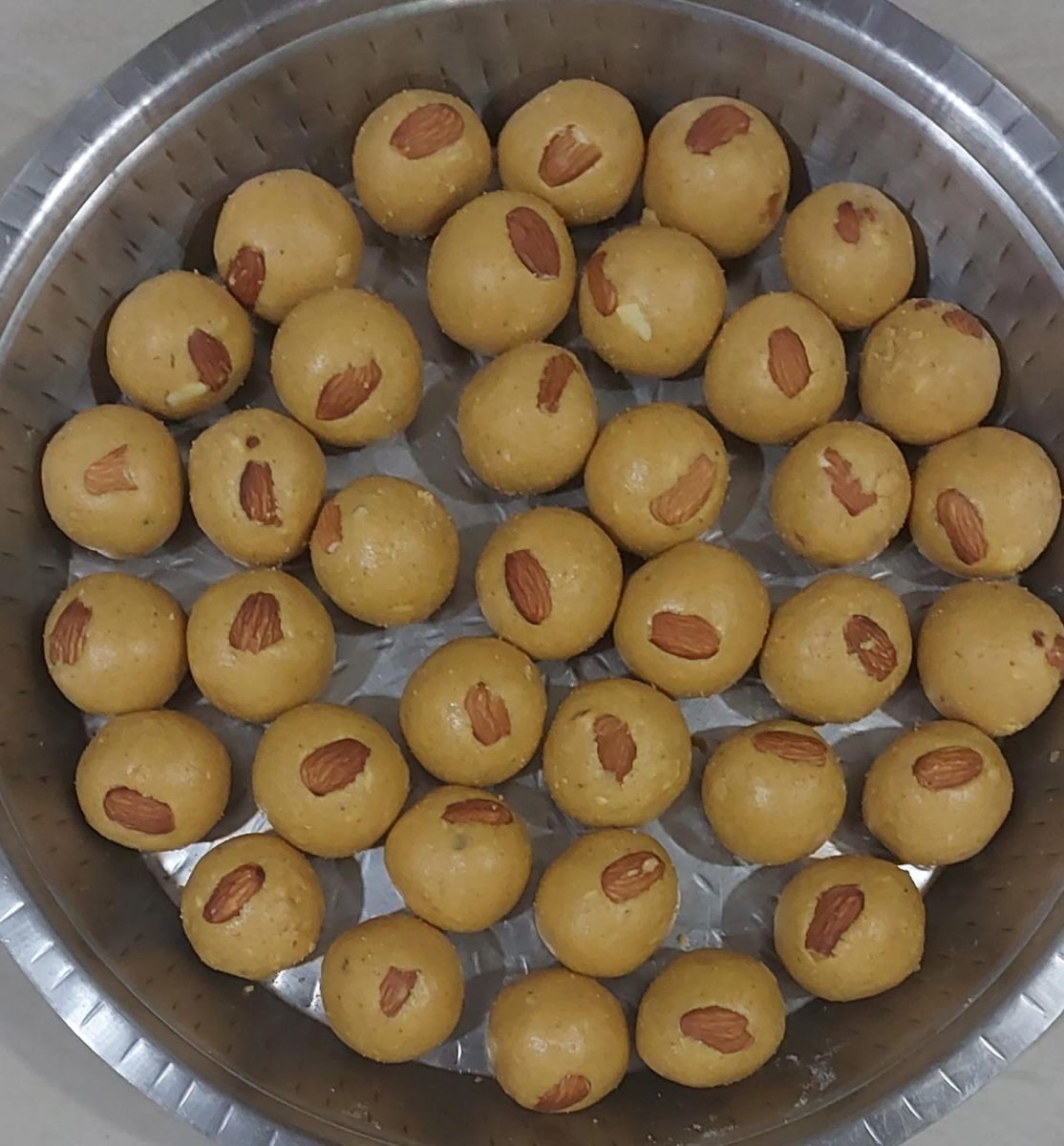 besan ladoo.jpeg