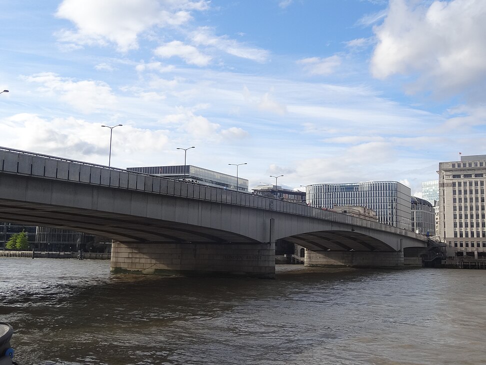 London_Bridge_from_St_Olaf_Stairs.jpg