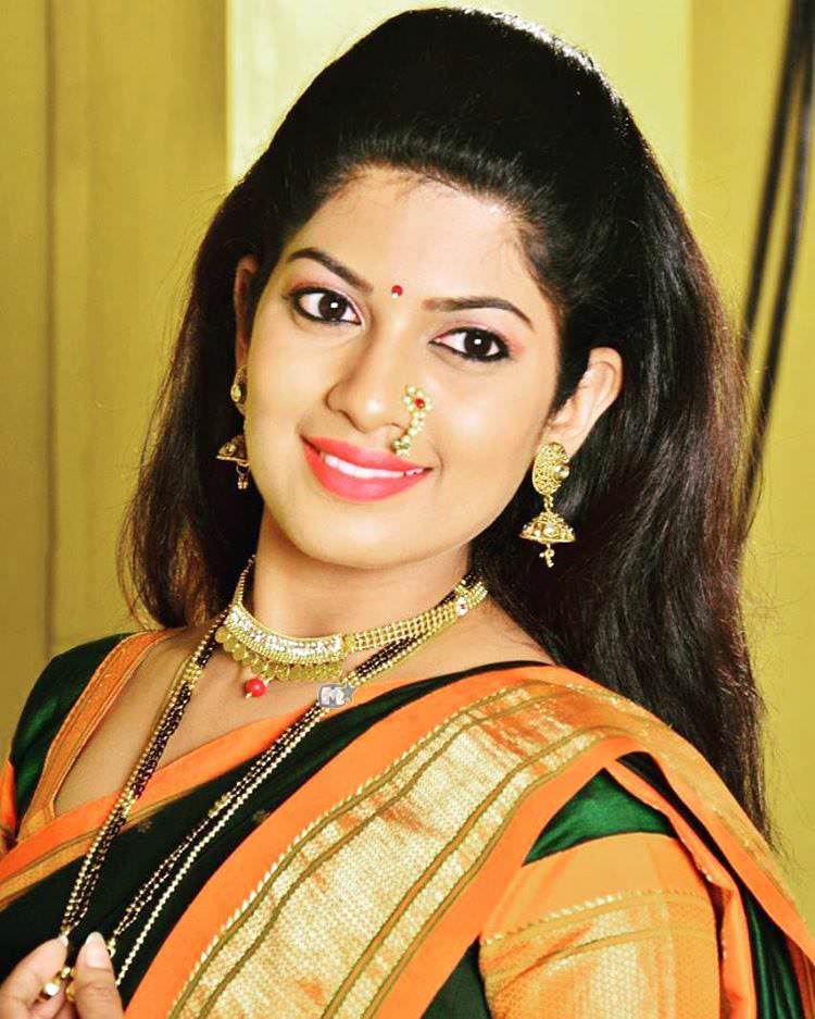 Dhanashri-Kadgaonkar-Marathi-Actress-HD-Photos_0.jpg