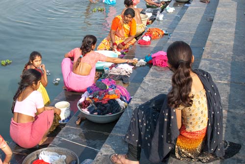 washing-at-dhobi-ghat[1].jpg