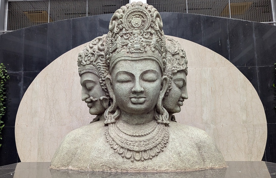 08. Mantralay Trimurti.jpg