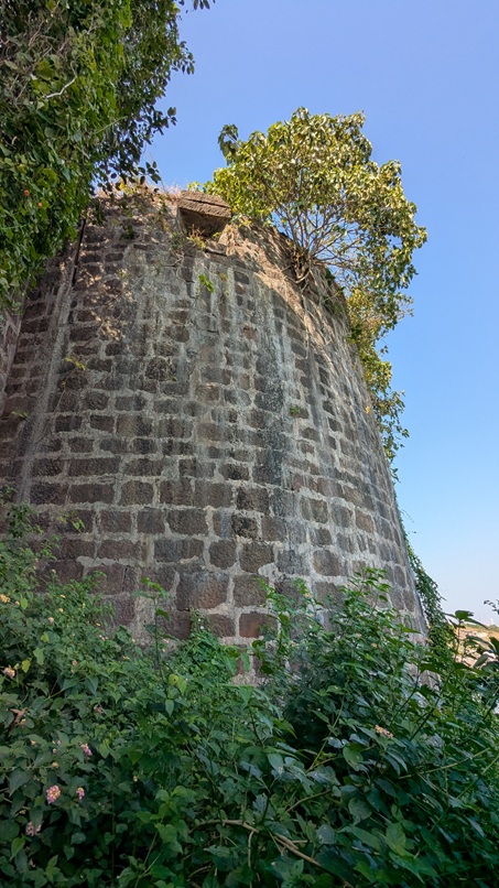 18. Madh Fort Bastion Other View.jpg