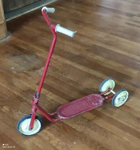 trottinette-metal-rouge-vintage.jpg