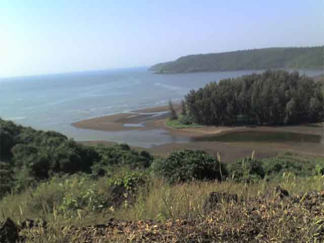 तवसाळच्या वाटेवर डोंगरचढणीवरून असं दिसतं.. 